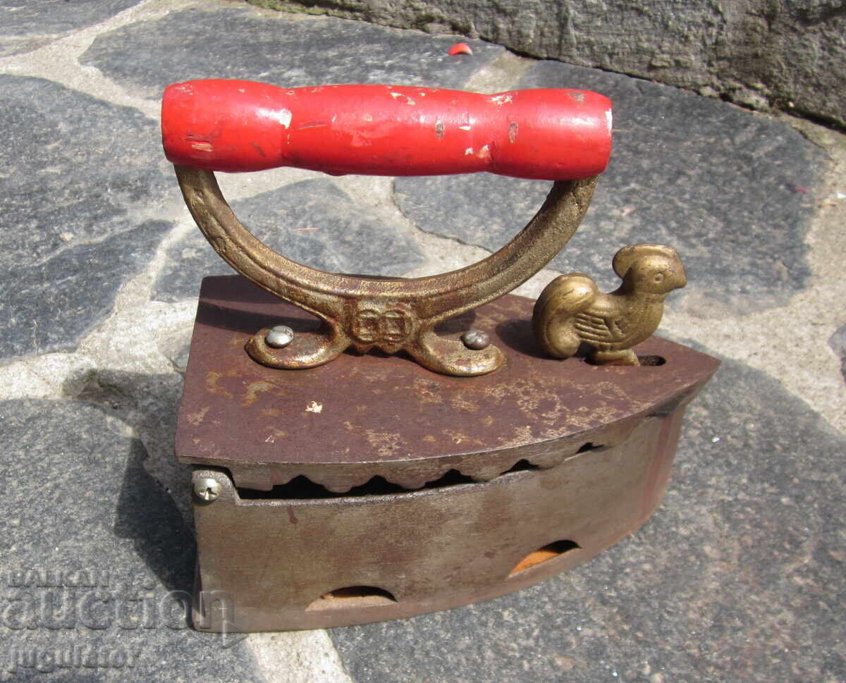 стара старинна Българска чугунена ютия на жар с петле стара старинна Българска чугунена ютия на жар с петле