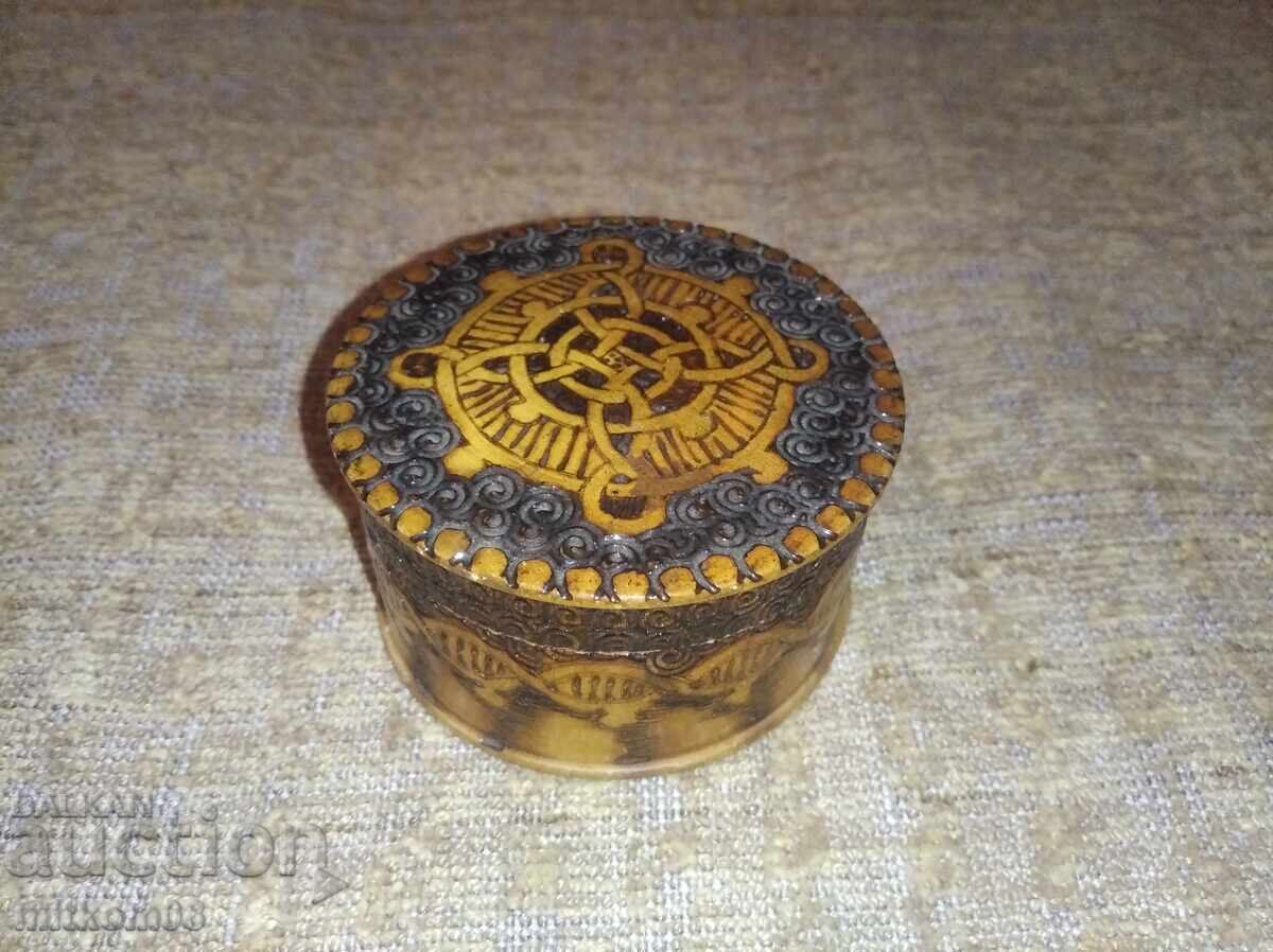 Ένα ξύλινο κουτί