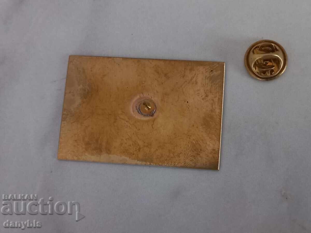 Футболна значка - Днепър - Левски - КЕШ - 1984 - 85 г с цена 30.00 лв. | € 15.34 Футболна значка - Днепър - Левски - КЕШ - 1984 - 85 г с цена 30.00 лв. | € 15.34