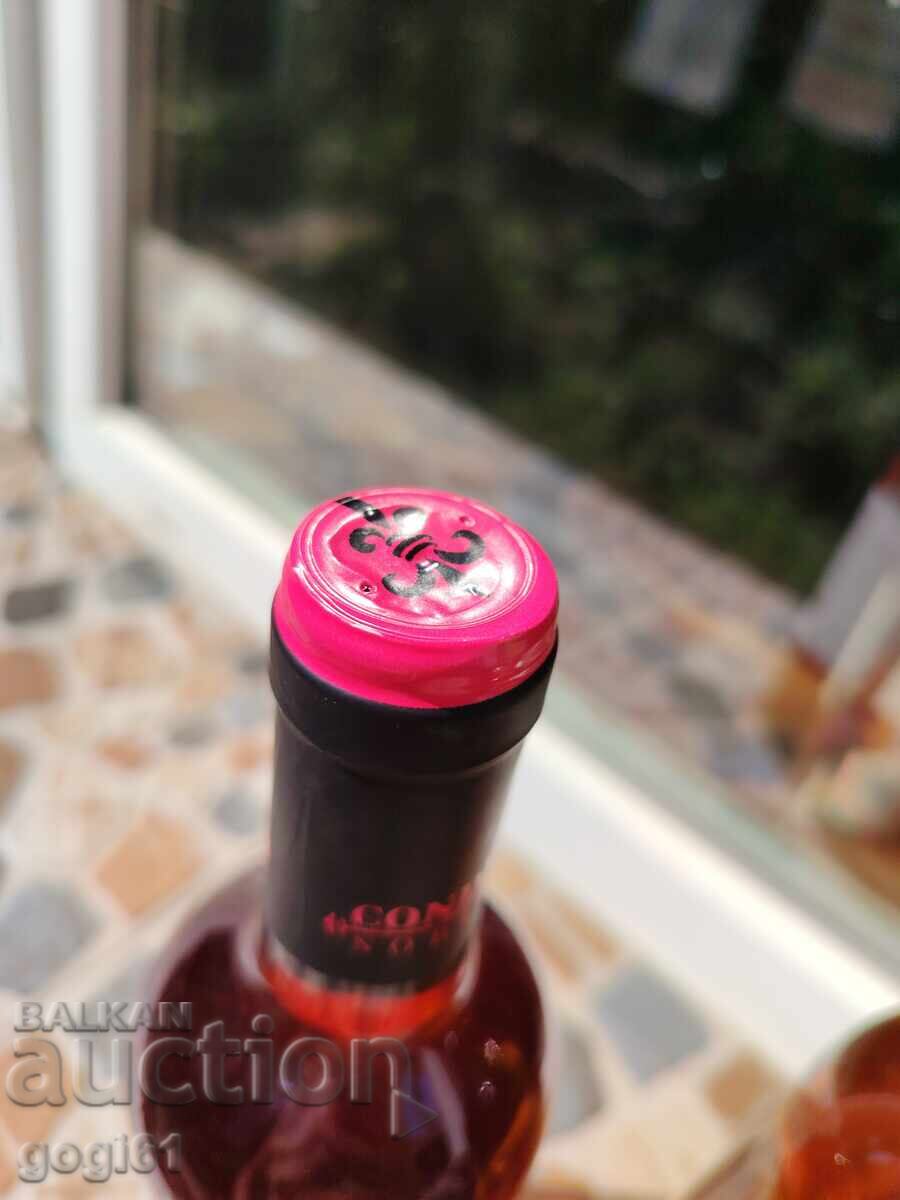 Παράδοση Δύο μπουκάλια παλιά κρασιά Παράδοση Δύο μπουκάλια παλιά κρασιά