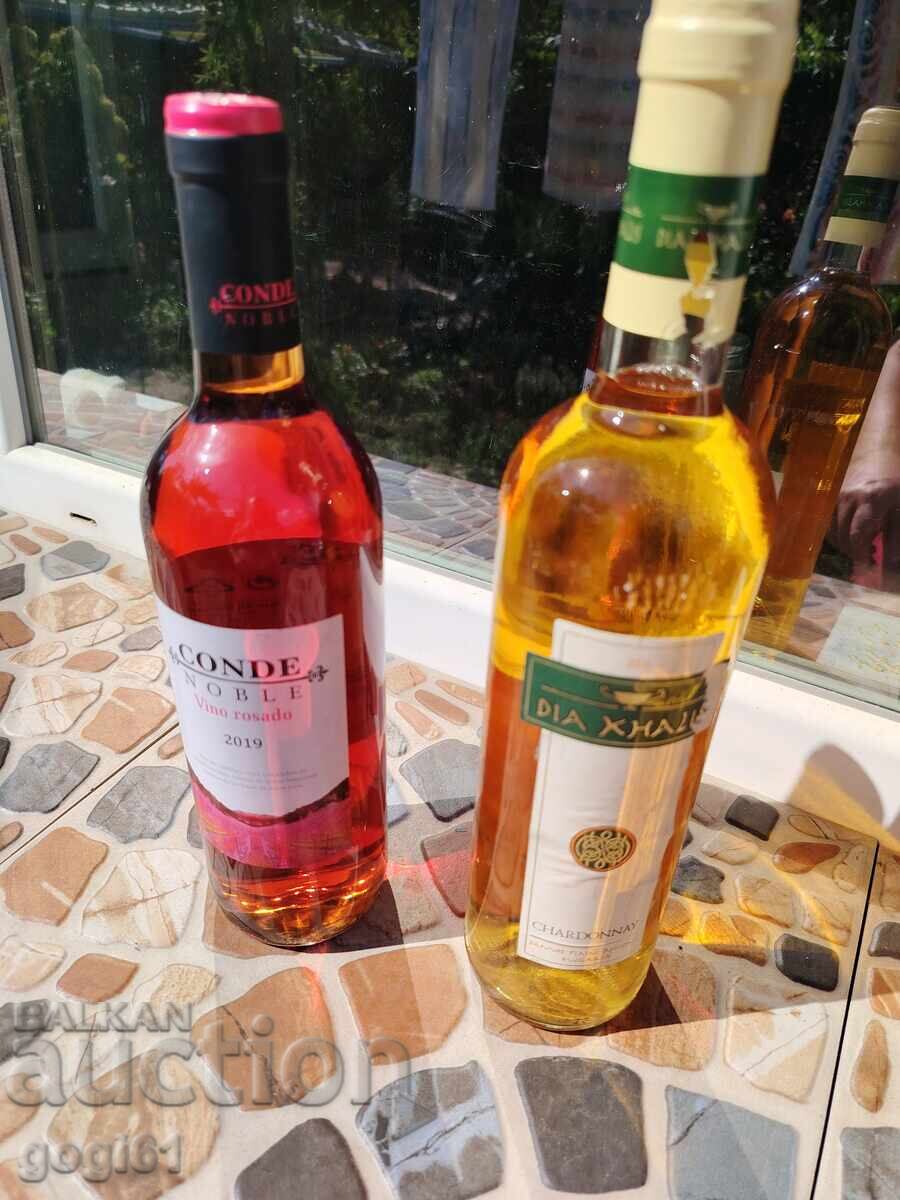 Δύο μπουκάλια παλιά κρασιά Δύο μπουκάλια παλιά κρασιά