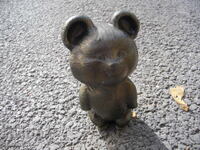 FIGURINĂ METALICĂ STATUETĂ URSULEȚUL OLIMPIC MIȘA MOSCOVA 80 URSS