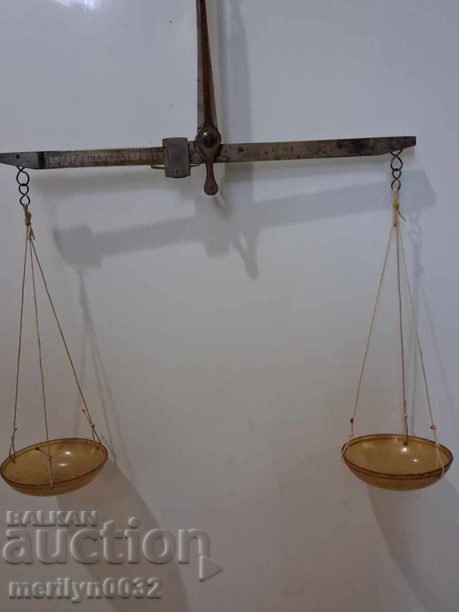 Veche balanță farmaceutică, cântar până la 10 grame cu preț 69.00 BGN | € 35.28 Veche balanță farmaceutică, cântar până la 10 grame cu preț 69.00 BGN | € 35.28