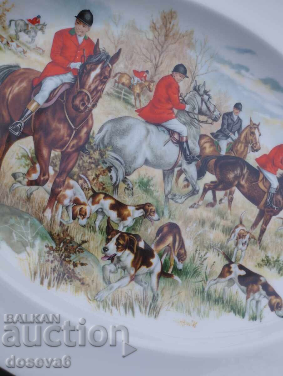 Oval platter with hunting scene. Slight wear from edge with price 35.00 BGN | € 17.90 Oval platter with hunting scene. Slight wear from edge with price 35.00 BGN | € 17.90