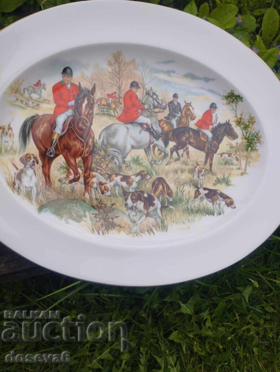 Oval platter with hunting scene. Slight wear from edge - 5 Oval platter with hunting scene. Slight wear from edge - 5
