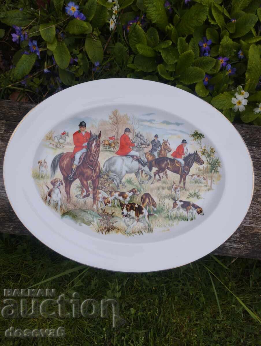 Oval platter with hunting scene. Slight wear from edge Oval platter with hunting scene. Slight wear from edge
