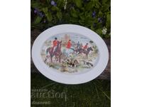 Platou oval cu scenă de vânătoare Ușoare urme de uzură pe margine