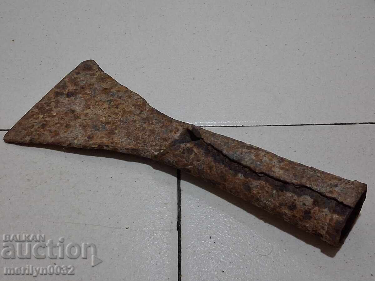 Παράδοση Παλιό μεταλλικό εργαλείο τσεκούρι γκριγκά γκριγκά ξέστρα τσάπα