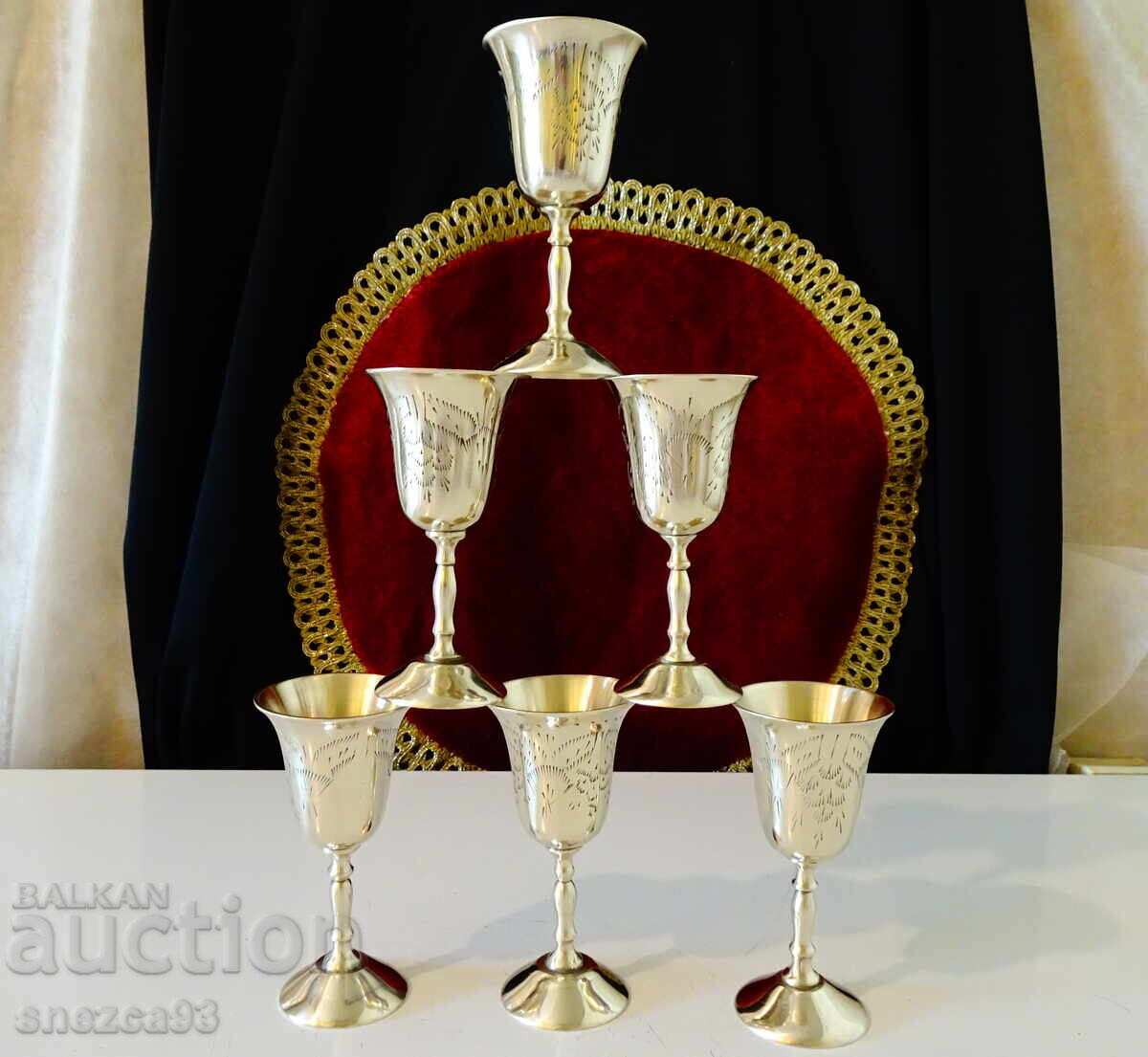 Auction  Exquisite bronze brandy cups, embossed