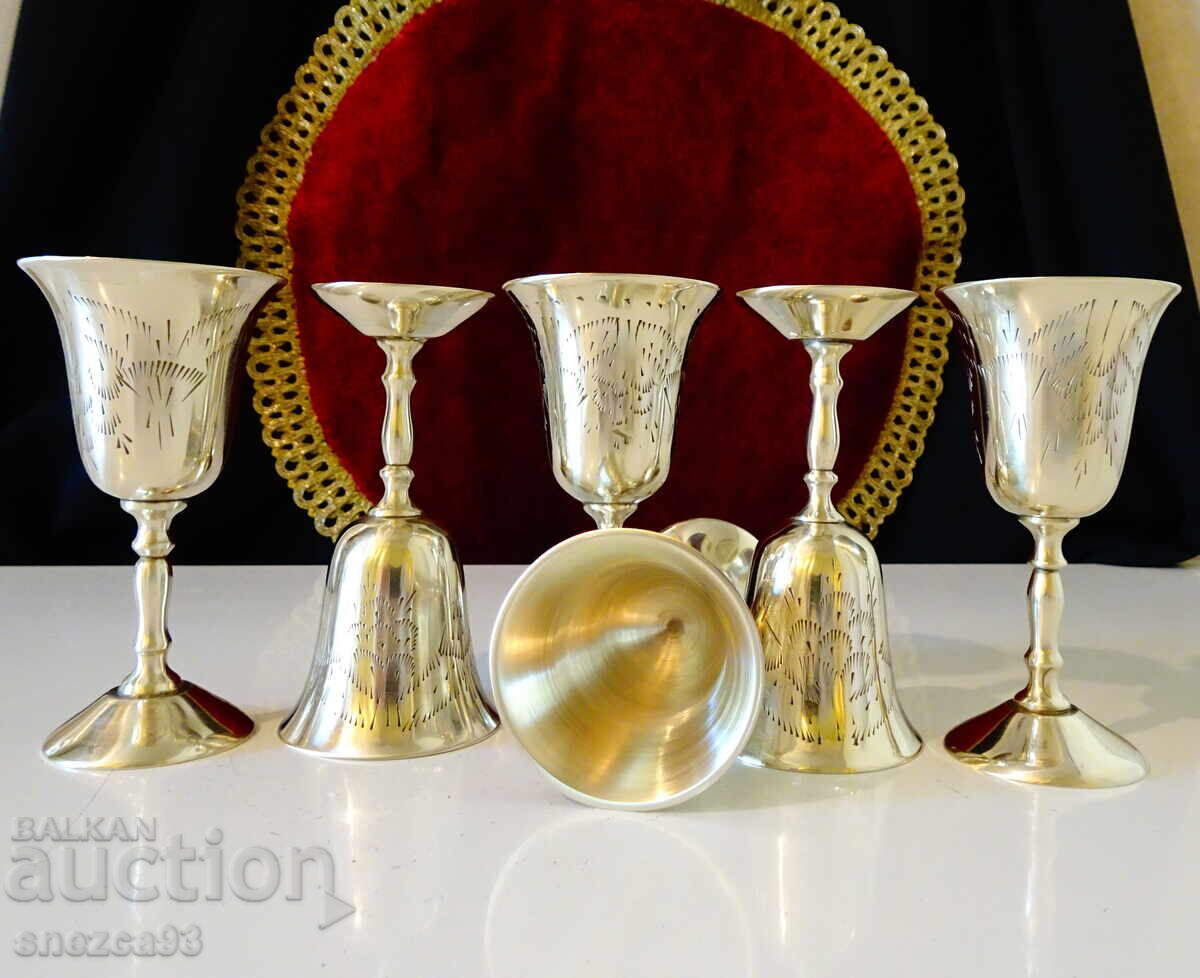 Delivery of Exquisite bronze brandy cups, embossed