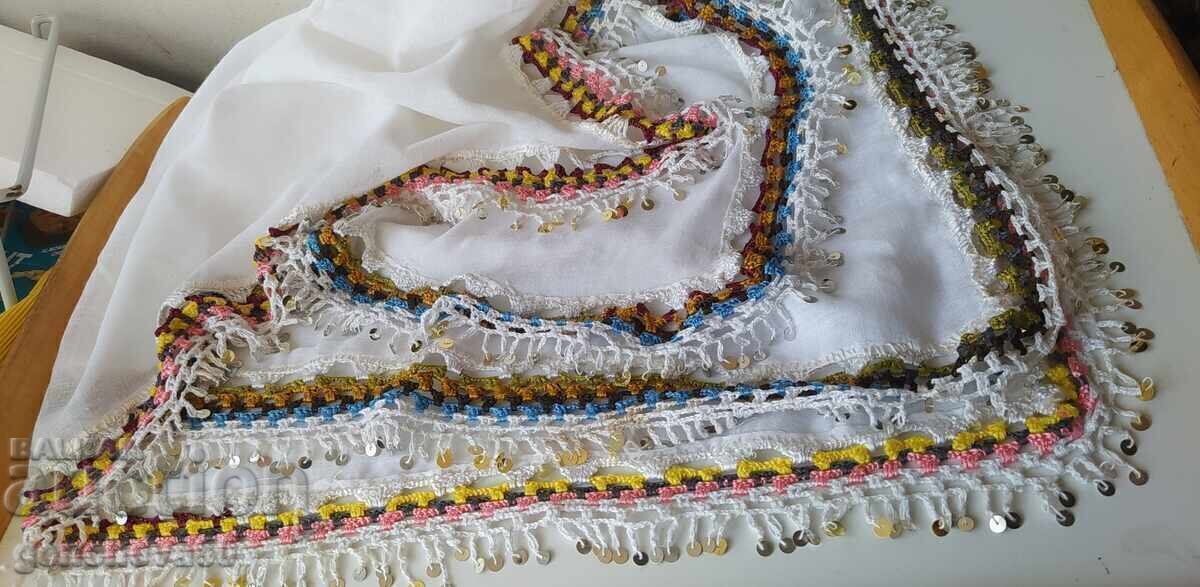 Παράδοση Μεγάλο μαντήλι, μαντήλι κεφαλιού με μεταλλικά παγιέτες, παραδοσιακή φορεσιά