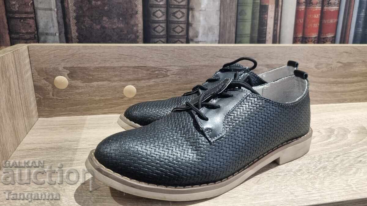 Delivery of Women's shoes 37