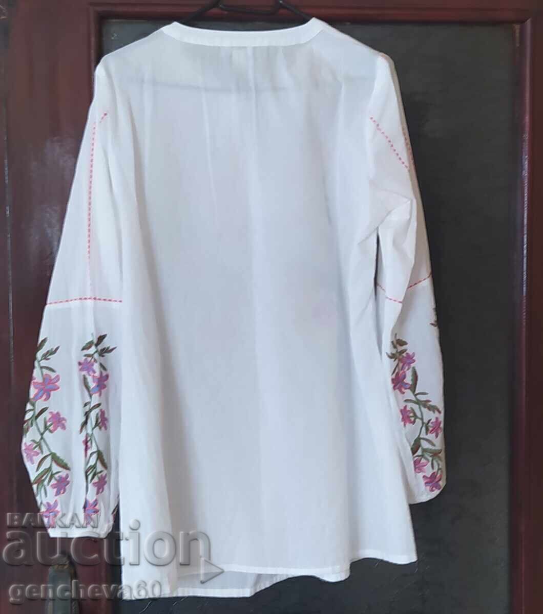 Shirt with embroidered sleeves with price 30.00 BGN | € 15.34