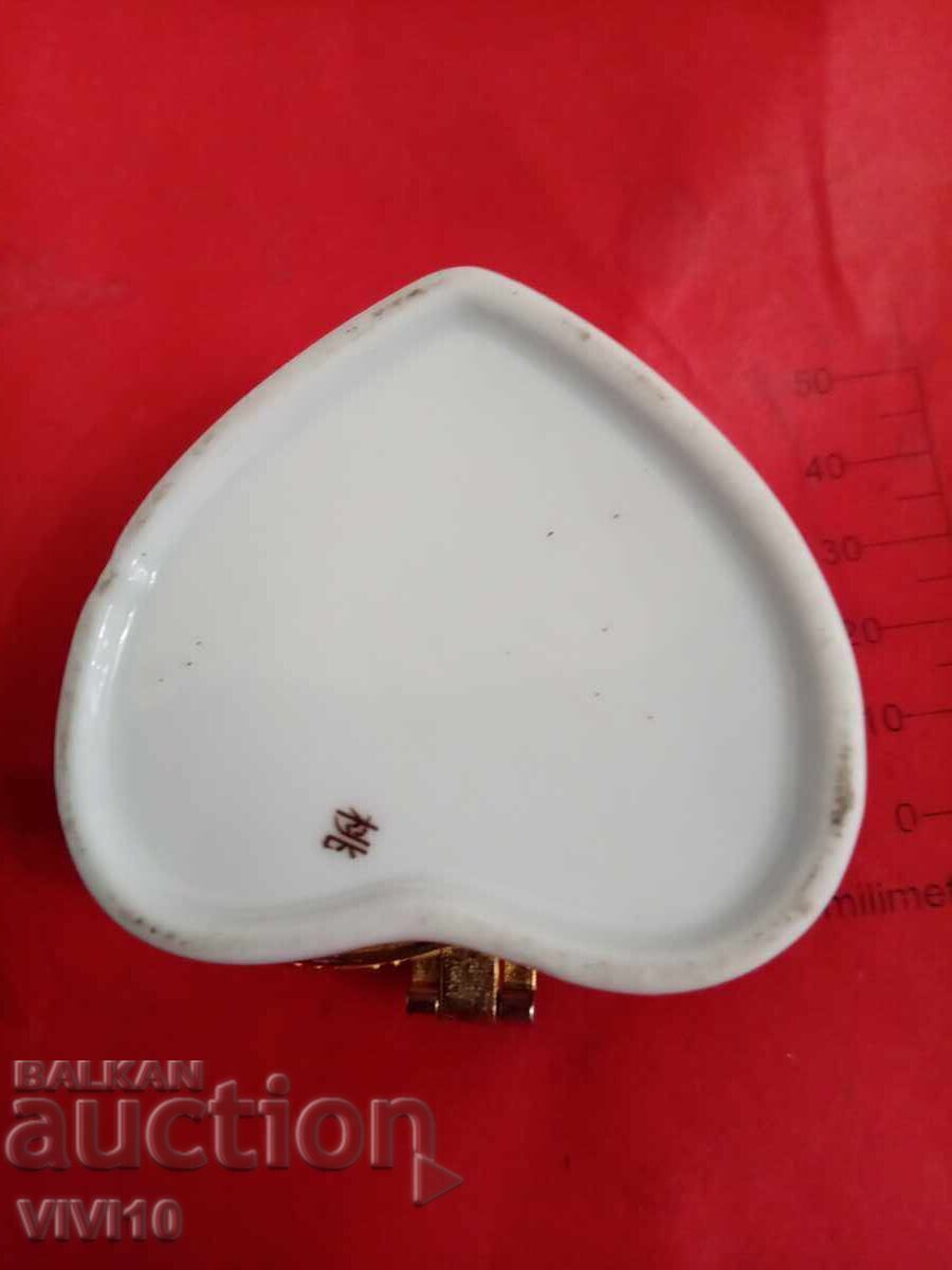 Antique jewelry box, bronze, gilding with price 30.00 BGN | € 15.34 Antique jewelry box, bronze, gilding with price 30.00 BGN | € 15.34