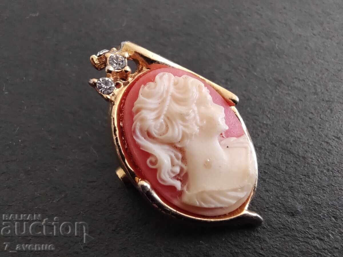 Broșă mică simpatică, prezentă 22.08.25 cu preț 69.00 BGN | € 35.28