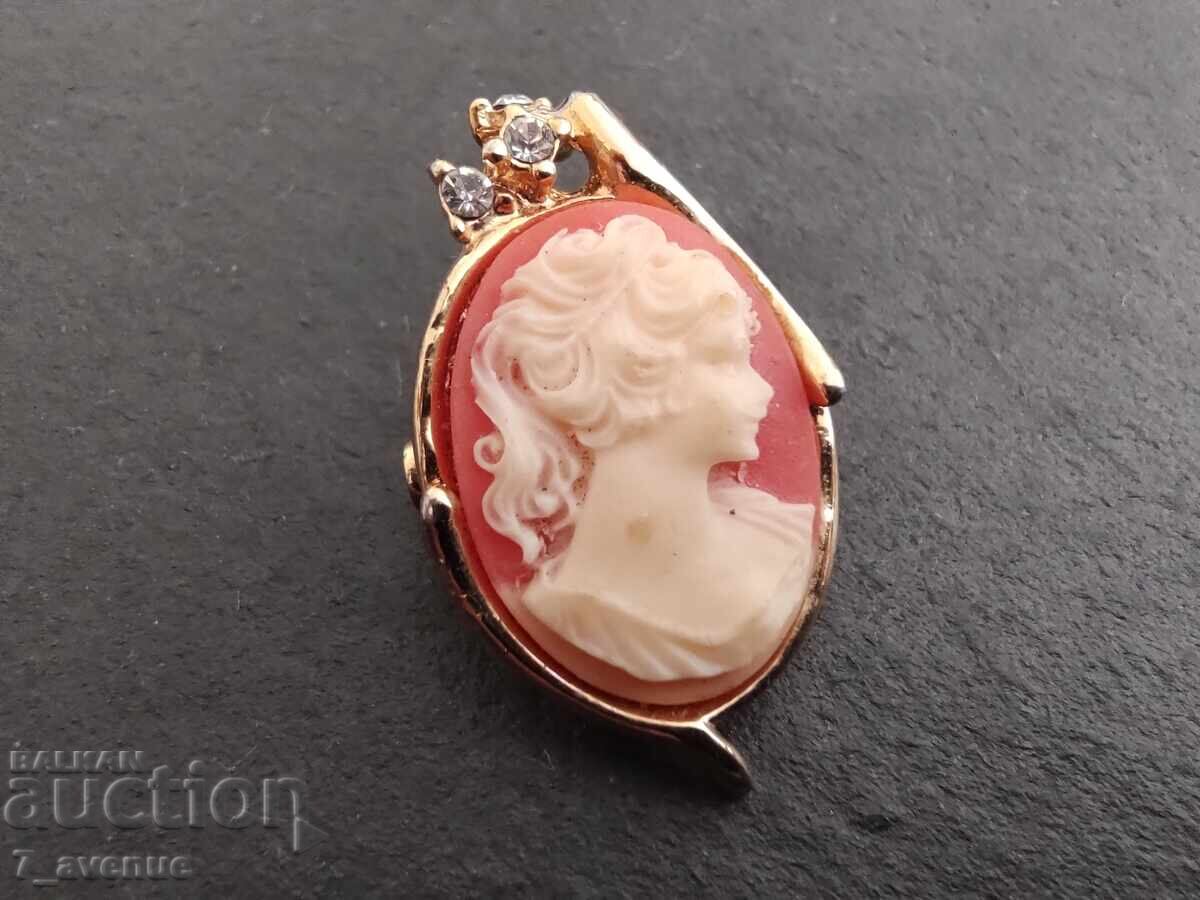 Broșă mică simpatică, prezentă 22.08.25