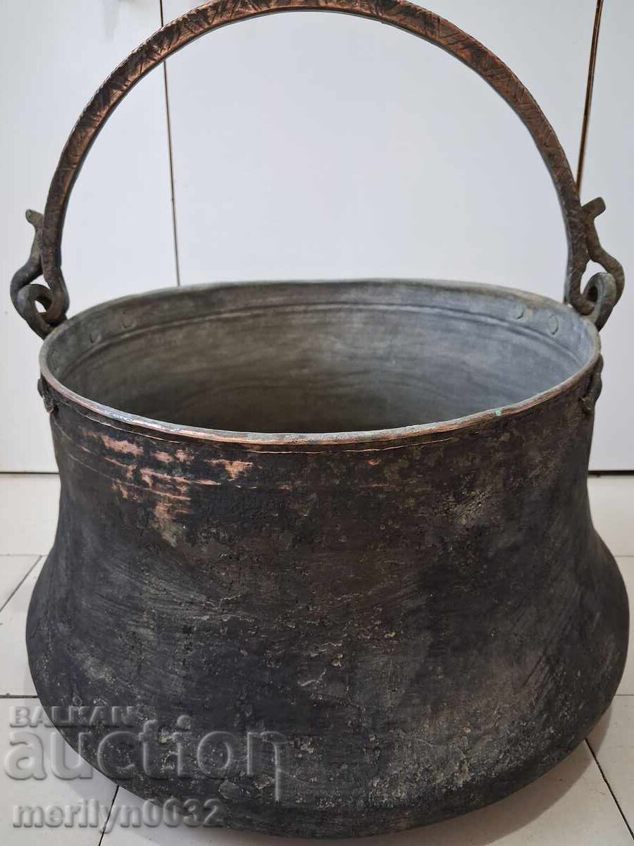 Harania veche, vas de cupru, ceaun mare, cupru, praf Harania veche, vas de cupru, ceaun mare, cupru, praf