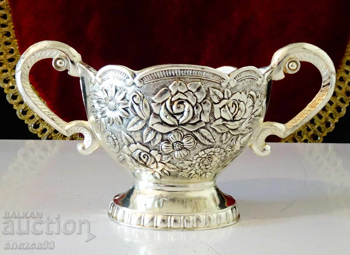 Посребрена захарница,сосиера,рози,барок. Посребрена захарница,сосиера,рози,барок.