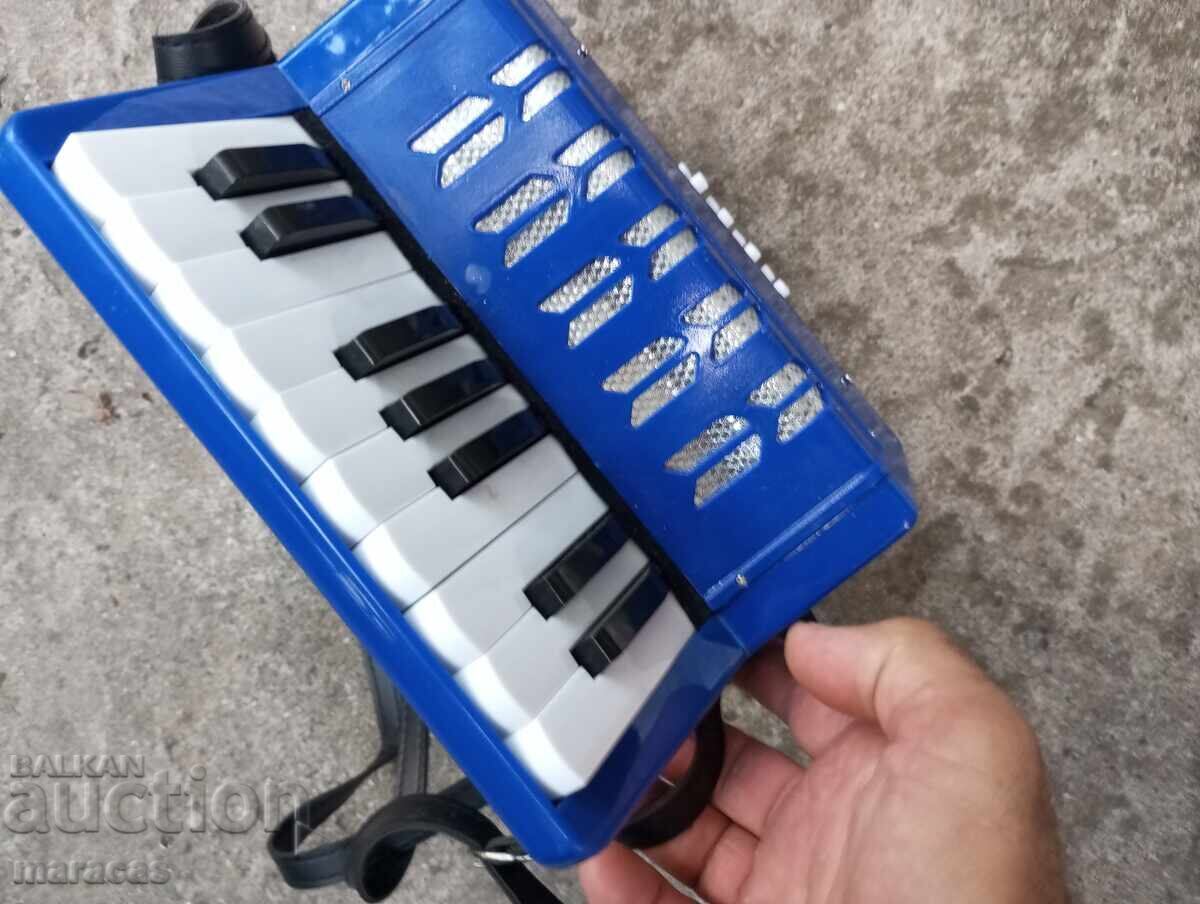 Acordeon pentru copii vechi cu preț € 11.76 | 23.00 BGN Acordeon pentru copii vechi cu preț € 11.76 | 23.00 BGN