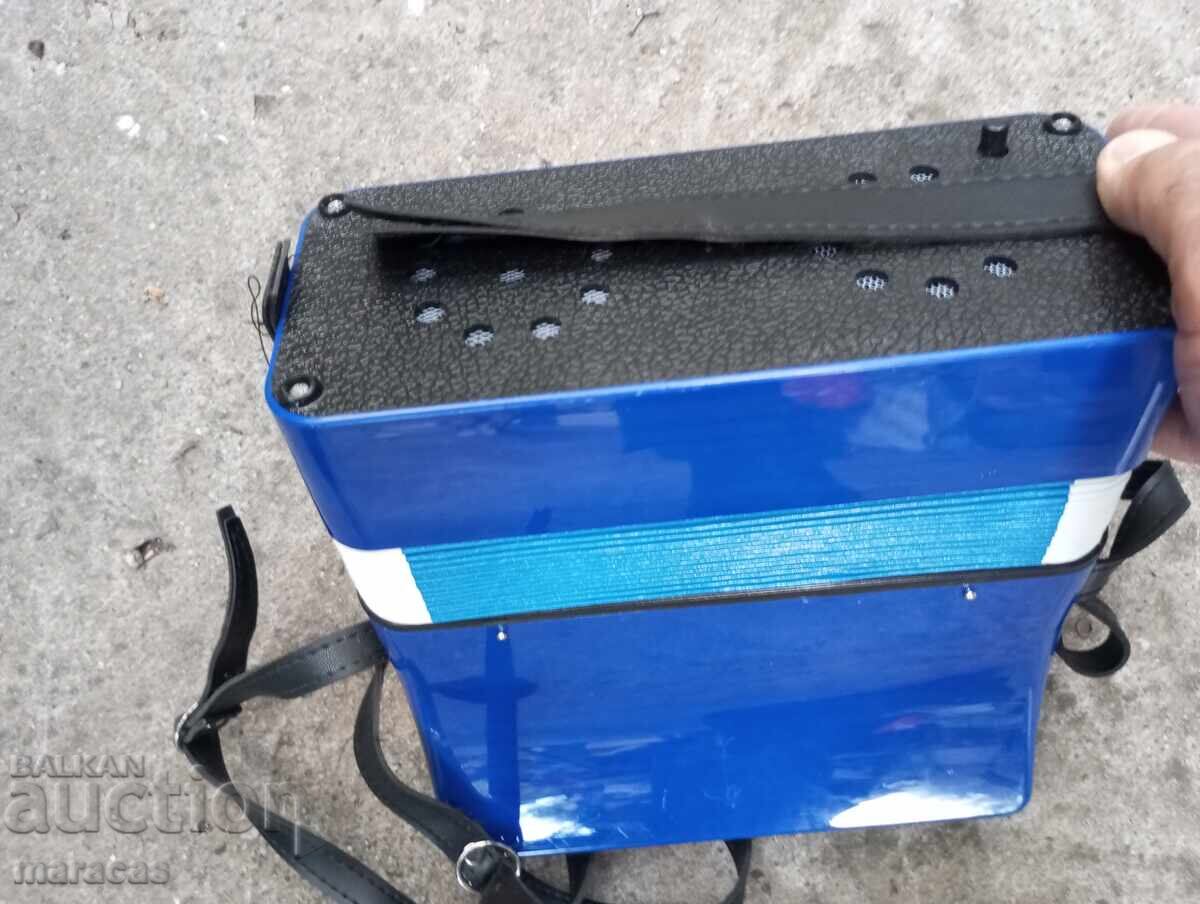 Delivery of Old children's accordion Delivery of Old children's accordion