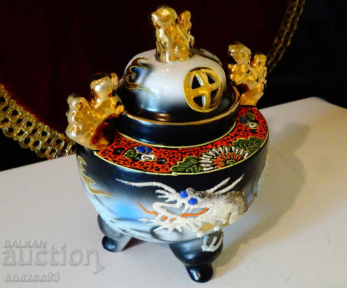 Tămâie, vas de tămâie porțelan japonez Satsuma, dragon cu preț 86.00 BGN | € 43.97 Tămâie, vas de tămâie porțelan japonez Satsuma, dragon cu preț 86.00 BGN | € 43.97