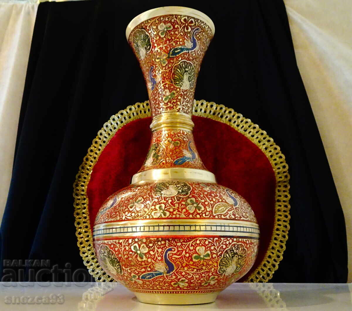 Приказна бронзова ваза,цветен клетъчен емайл,пауни,цветя. с цена 149.00 лв. | € 76.18