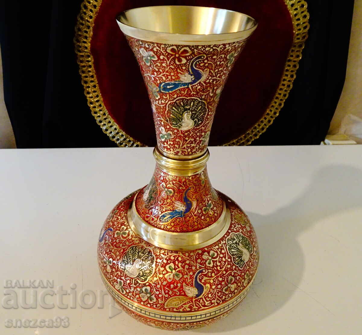 Приказна бронзова ваза,цветен клетъчен емайл,пауни,цветя.