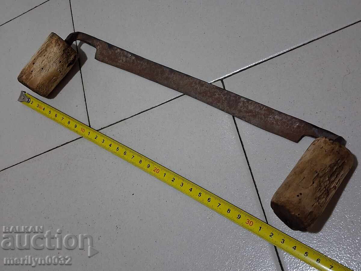 Παράδοση Παλιό χειροποίητο εργαλείο από σφυρήλατο σίδερο