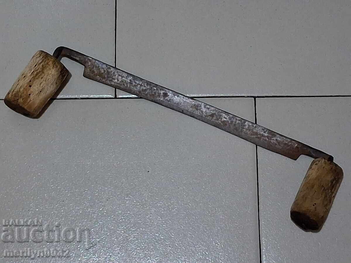 Παλιό χειροποίητο εργαλείο από σφυρήλατο σίδερο