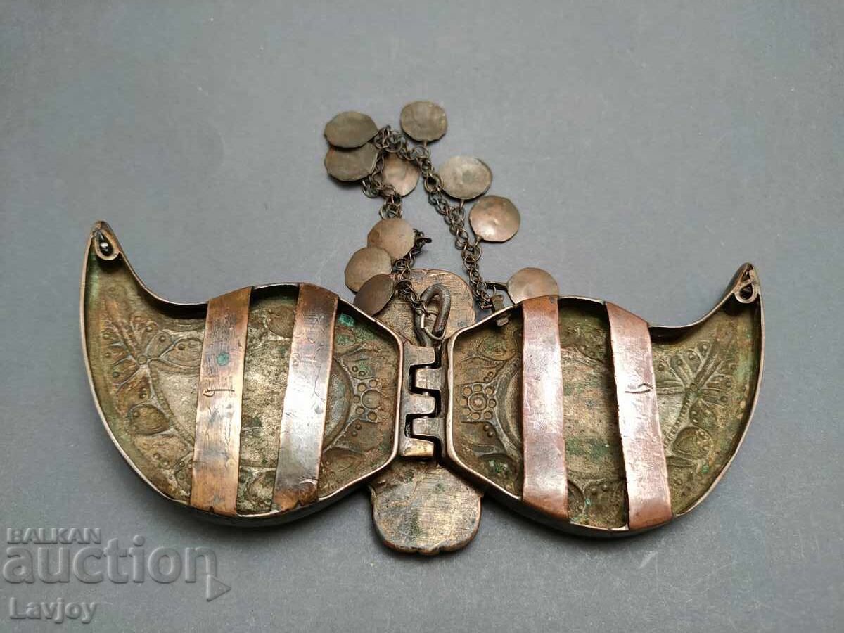 Παράδοση Αναγεννησιακή αγκράφα από ασήμι με μαργαριτάρι Παράδοση Αναγεννησιακή αγκράφα από ασήμι με μαργαριτάρι