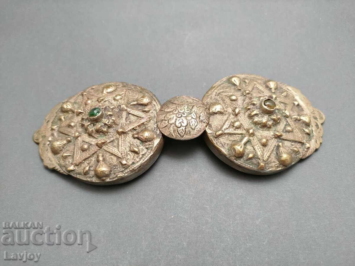 Delivery of Revival-era silver buckle