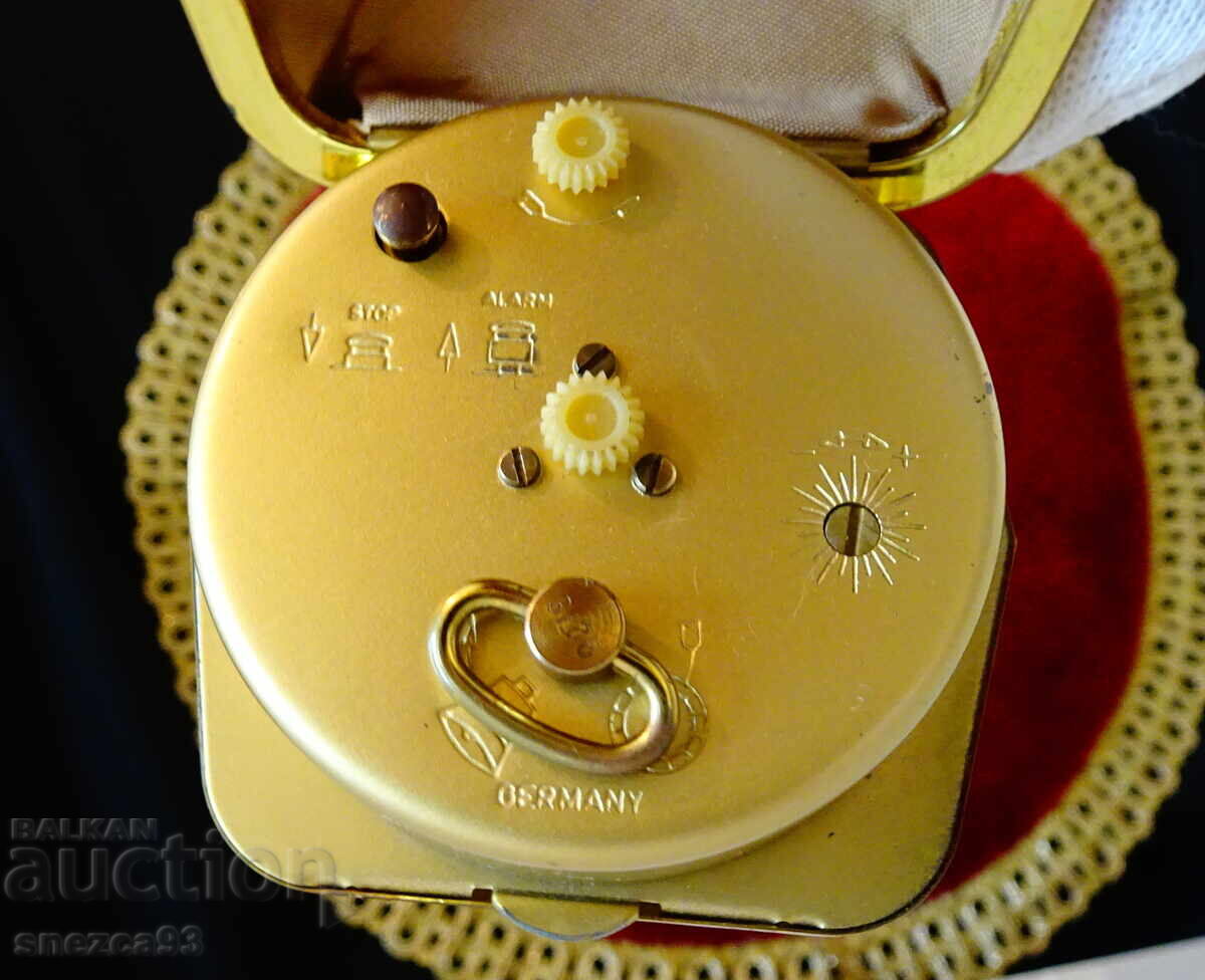 Μηχανικό επιτραπέζιο ρολόι-ξυπνητήρι, ρουμπίνια, δέρμα με τιμή 65.00 BGN | € 33.23