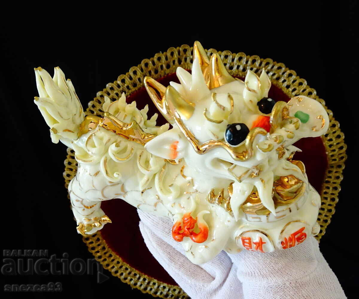 Auction  Chinese porcelain Foo Dog figure, guardian of the home