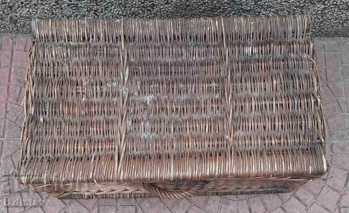 Livrarea Valiză veche tricotată manual Livrarea Valiză veche tricotată manual