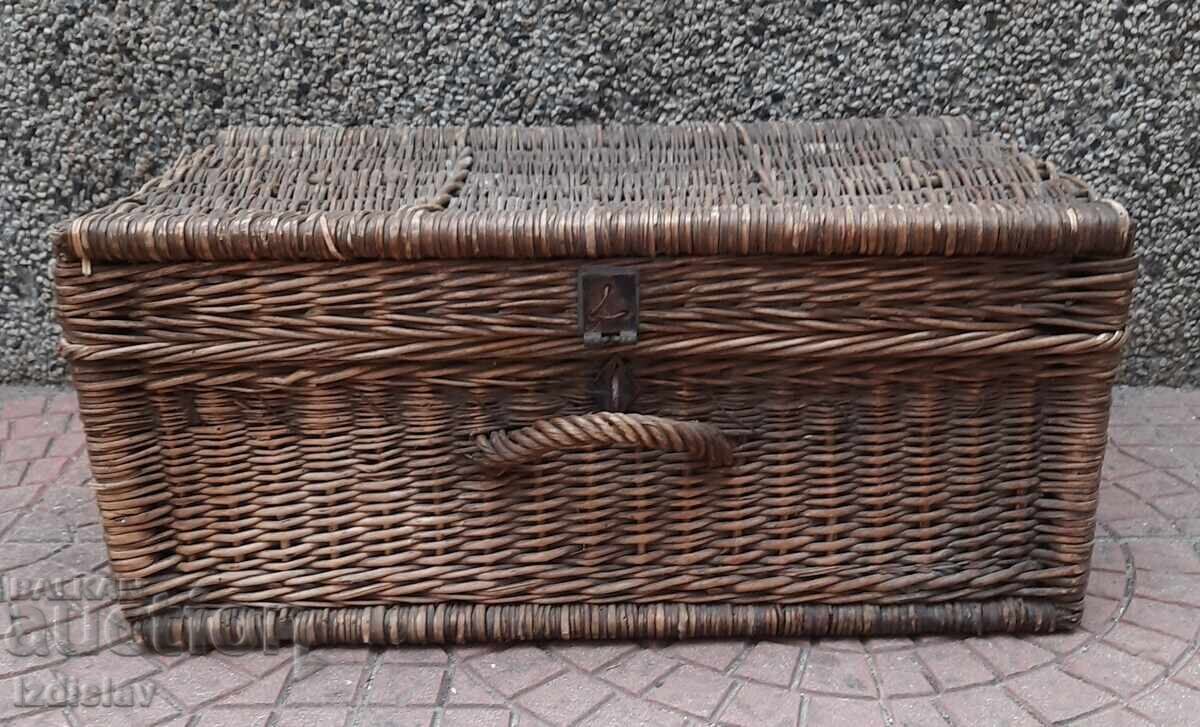 Valiză veche tricotată manual Valiză veche tricotată manual