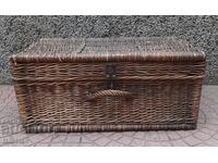 Valiză veche tricotată manual