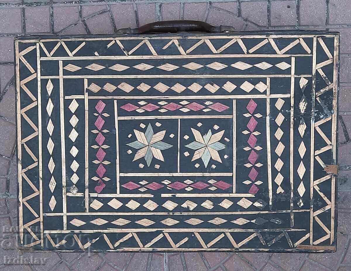 Доставка на Стар ръчно правени войнишки куфар.