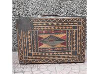 Стар ръчно правени войнишки куфар.