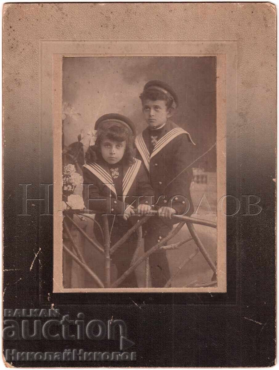MARE POZĂ VECHE CARTON IMBOL 2 BĂIEȚI FOTO COCIULEV E327 MARE POZĂ VECHE CARTON IMBOL 2 BĂIEȚI FOTO COCIULEV E327