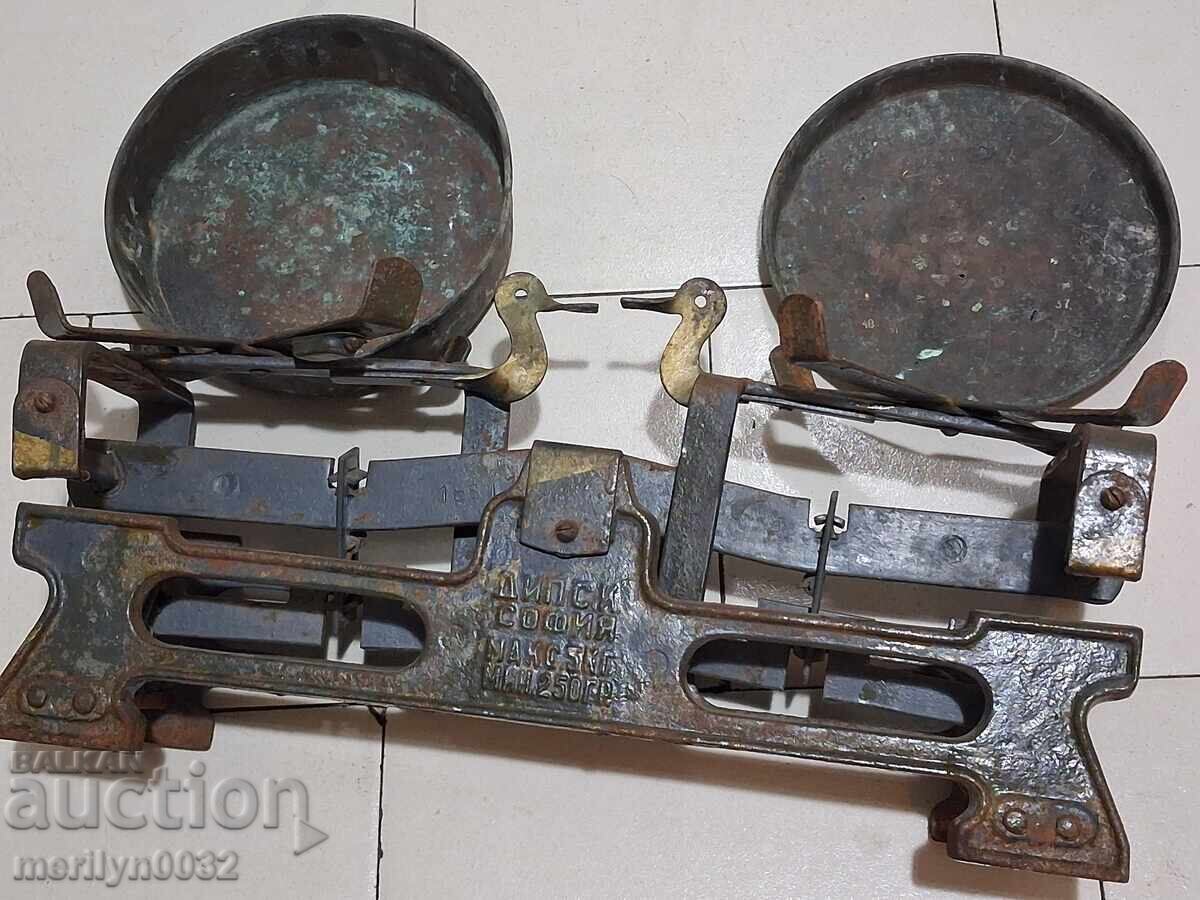 Δημοπρασία Παλαιά βουλγάρικη ζυγαριά με δίσκους, ζυγός, ζύγι
