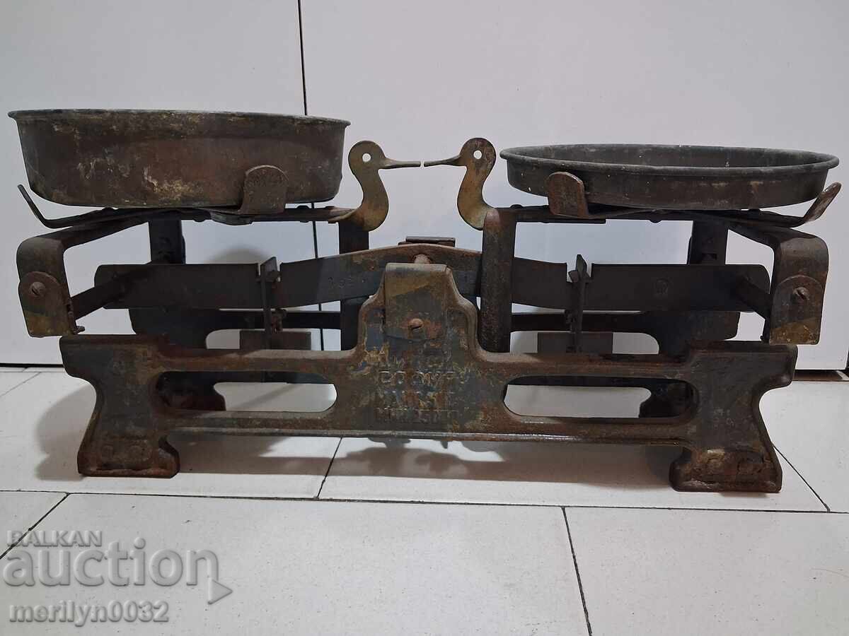Παλαιά βουλγάρικη ζυγαριά με δίσκους, ζυγός, ζύγι