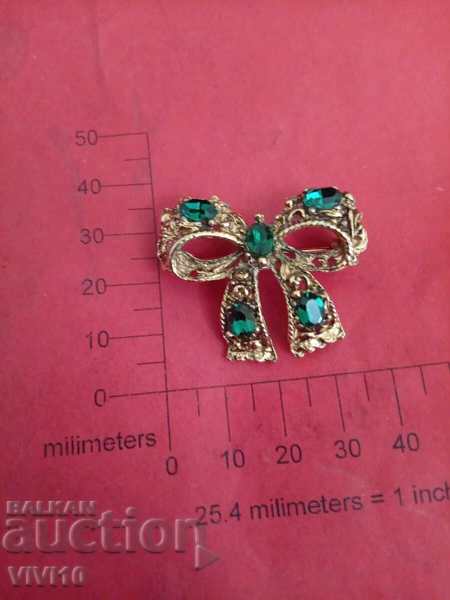 Старинна брошка с камъни