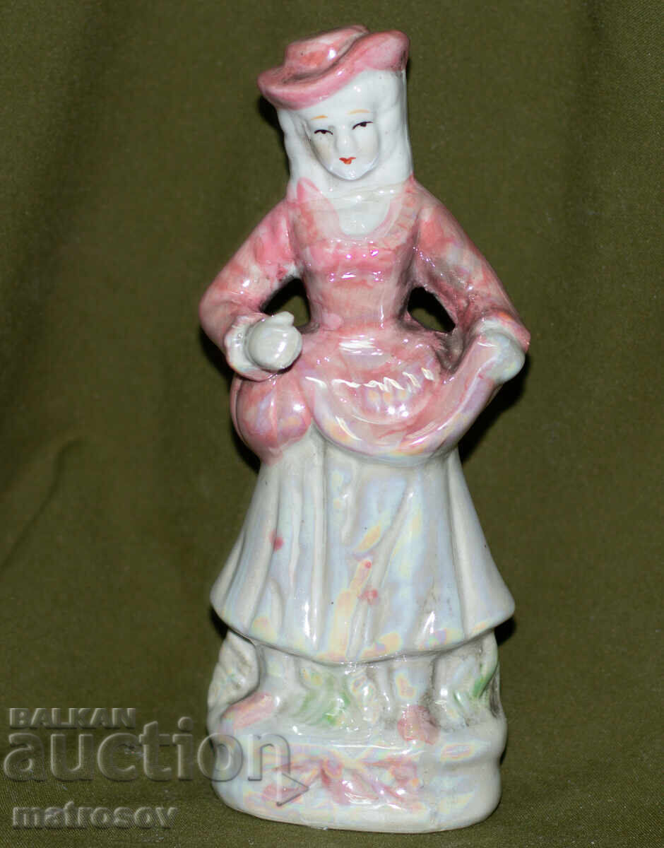 Πορσελάνινο αγαλματάκι κοριτσιού με καπέλο με τιμή 120.00 BGN | € 61.36