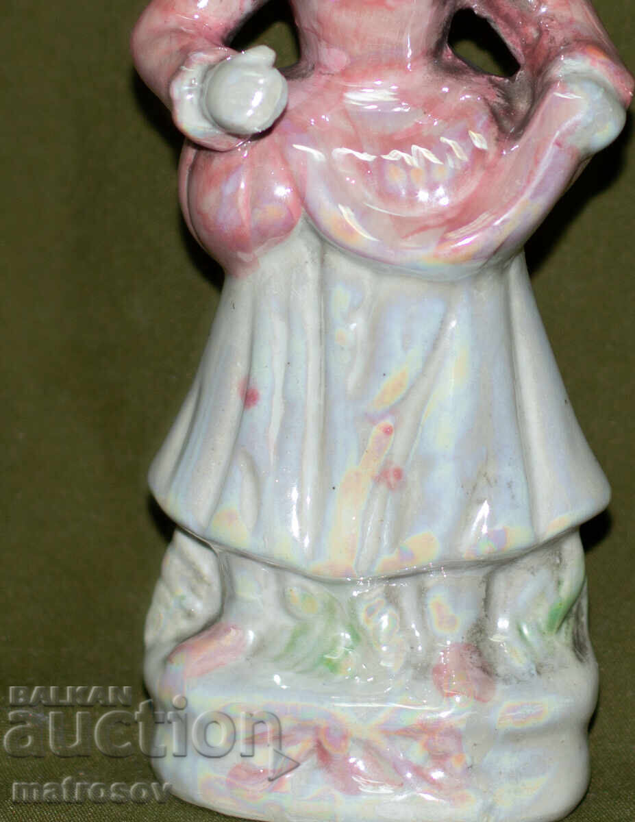 Δημοπρασία Πορσελάνινο αγαλματάκι κοριτσιού με καπέλο