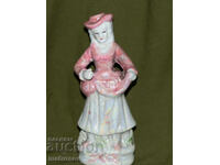 Πορσελάνινο αγαλματάκι κοριτσιού με καπέλο