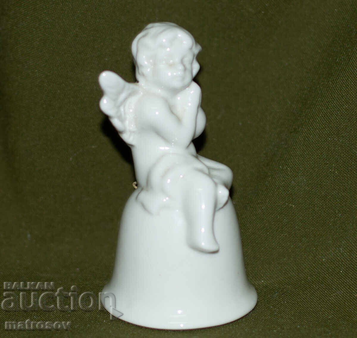 Доставка на Ръчно изработена декоративна порцеланова камбанка с ангелче