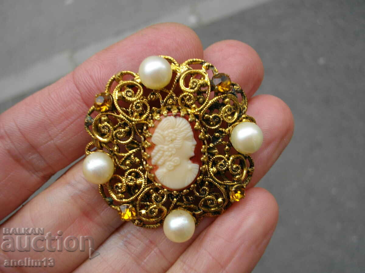 Доставка на СТАРА БРОШКА КАМЕЯ