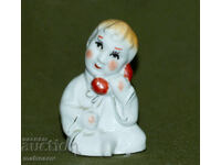 Veche statuetă decorativă din porțelan, reprezentând un copil cu telefon