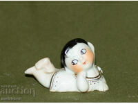 Veche statuetă decorativă din porțelan, reprezentând o fetiță