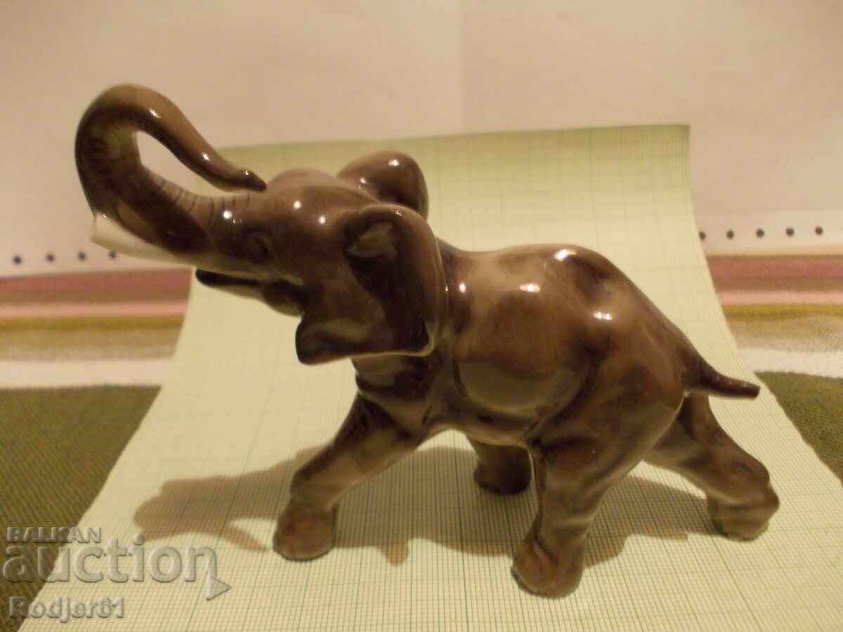 Доставка на играчки - порцеланов слон